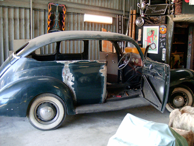 Allez , je coupe le toit et je commence a souder les portes arrières    