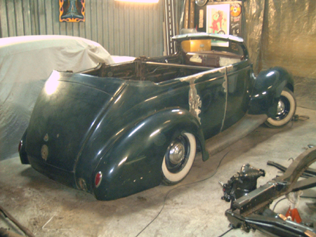 I put a good old Chevy `55 rear end with 3:55 gear <br> J`installe un bon vieux pont arriére Chevy `55 , 3:55 de rapport 